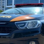 Edifício da Polícia Federal em Brasília com viaturas, representando investigações de fraudes bancárias.