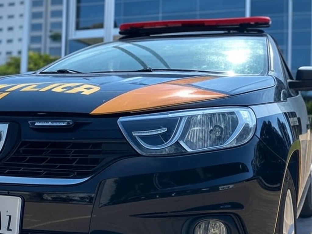 Edifício da Polícia Federal em Brasília com viaturas, representando investigações de fraudes bancárias.