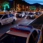 Rodovia federal no Brasil com viaturas da PRF durante o Natal, ilustrando queda em acidentes.