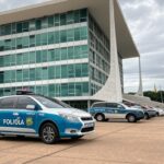 Fachada do STF em Brasília com viaturas da PF, representando investigação de fraude bancária.