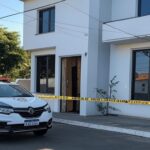 Casa em Vicente Pires com sinais de invasão domiciliar e viatura policial, representando cena de crime no Distrito Federal.