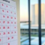 Calendário com feriados nacionais marcados, em escritório em Brasília, representando divulgação do governo federal para 2026.