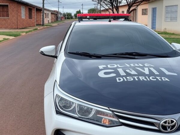 Viatura da polícia em rua de Ceilândia durante operação de prisão por tentativa de feminicídio.
