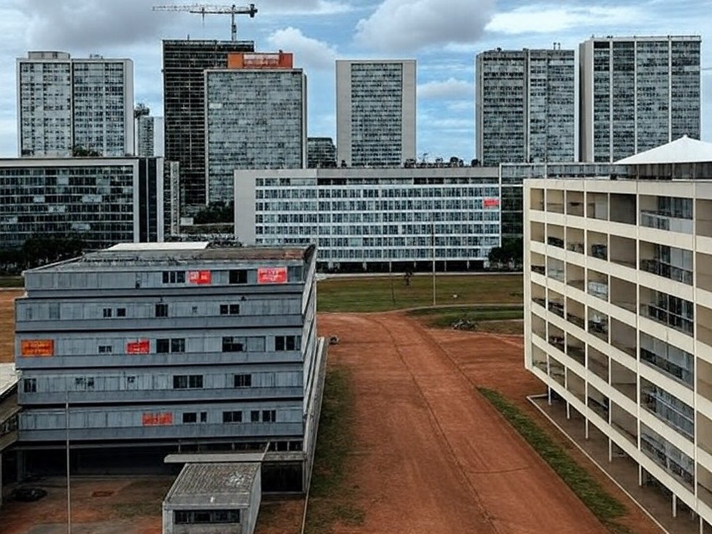 Imagem de prédio em Brasília representando elevação do ITBI e complicações em transações no DF.