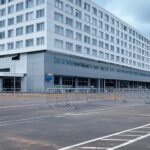 Sinalizações de quarentena confusas em frente ao Ministério da Saúde em Brasília, expondo brechas na saúde pública.