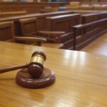 Tribunal vazio em Ceilândia com martelo de juiz, simbolizando condenação por estupro e tortura.