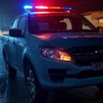 Viatura da PMDF em rua chuvosa de Ceilândia durante perseguição e prisão por tráfico de crack.