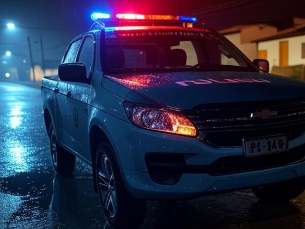 Viatura da PMDF em rua chuvosa de Ceilândia durante perseguição e prisão por tráfico de crack.