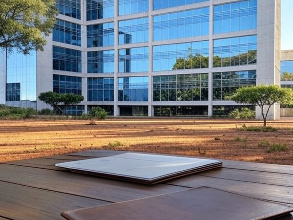 Edifício da Administração Regional de Ceilândia com documento de projeto de reforma para Mohciped-DF.