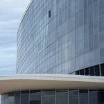 Edifícios governamentais em Brasília com danos de vandalismo, representando atos de depredação na capital.