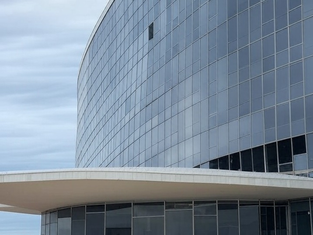 Edifícios governamentais em Brasília com danos de vandalismo, representando atos de depredação na capital.