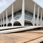 Edifício público em Brasília com rampa de acessibilidade danificada, expondo falhas na inclusão de PCD e autistas no DF.