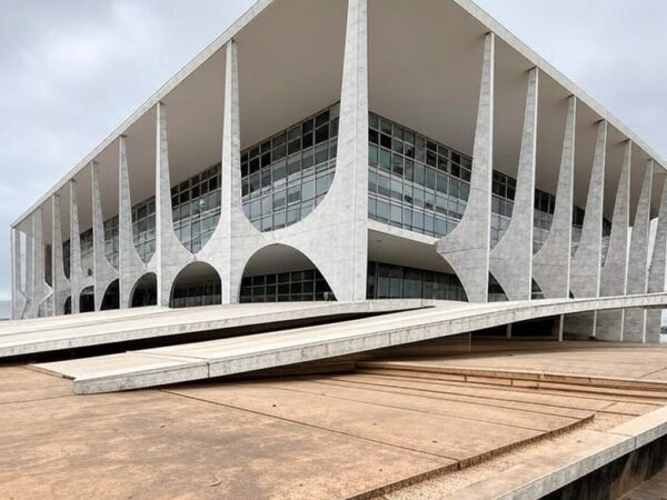 Edifício público em Brasília com rampa de acessibilidade danificada, expondo falhas na inclusão de PCD e autistas no DF.
