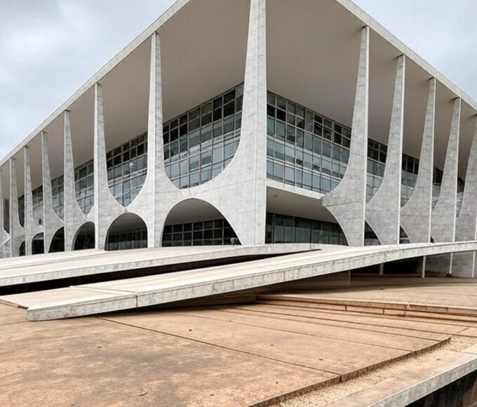 Edifício público em Brasília com rampa de acessibilidade danificada, expondo falhas na inclusão de PCD e autistas no DF.