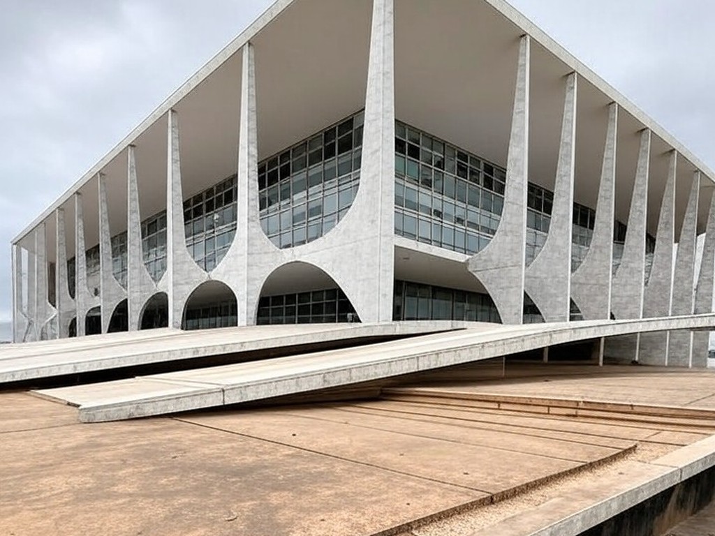 Edifício público em Brasília com rampa de acessibilidade danificada, expondo falhas na inclusão de PCD e autistas no DF.