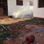Residência em Ceilândia danificada por explosão de botijão de gás, com destroços e fumaça.
