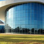 Escola pública em Brasília representando inscrições para EJA no Distrito Federal.