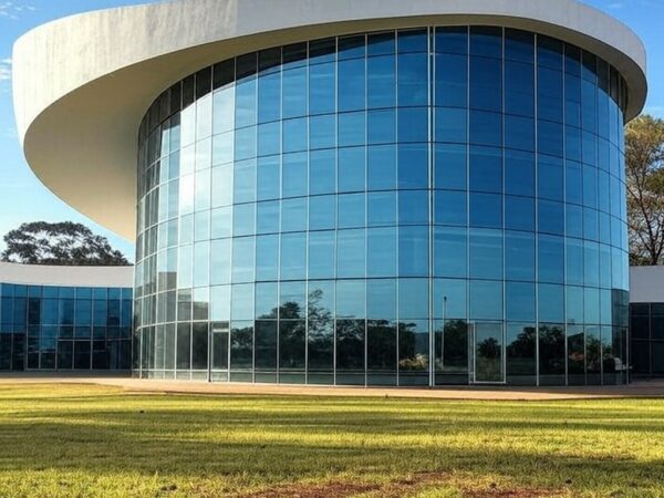 Escola pública em Brasília representando inscrições para EJA no Distrito Federal.