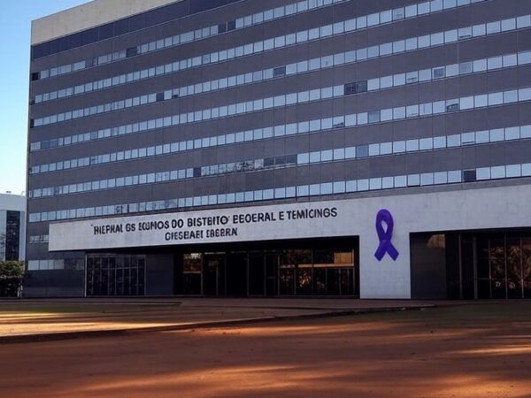 Fachada do TJDFT em Brasília com fitas roxas simbolizando webinário sobre ciúme e violência doméstica.