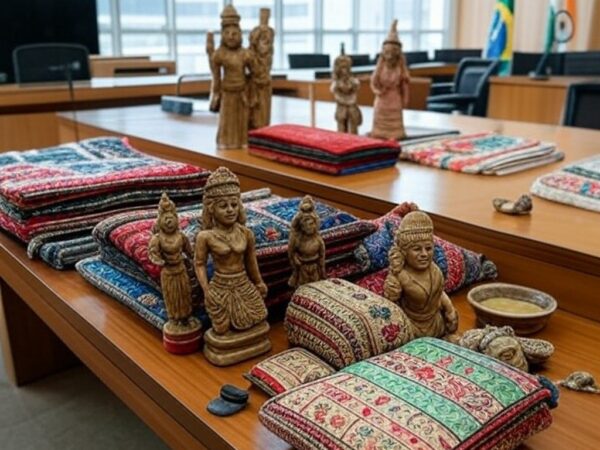 Objetos culturais indianos doados ao TJDFT, com bandeiras do Brasil e Índia, fortalecendo laços diplomáticos.