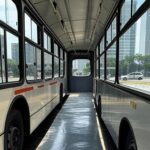 Ônibus urbano em Brasília, com piso escorregadio, ilustrando caso de indenização por acidente em transporte público no DF.