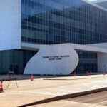 Edifício do TJDFT em Brasília com sinalização de manutenção em sistemas judiciais.