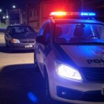 Viatura da PMDF em rua de Santa Maria com carro furtado, cena de prisão por roubo e homicídio.