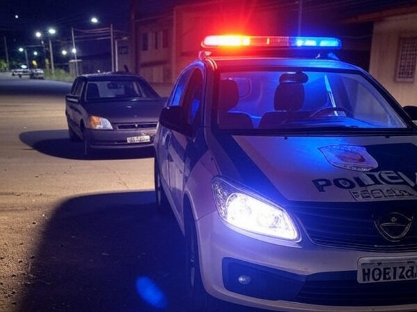 Viatura da PMDF em rua de Santa Maria com carro furtado, cena de prisão por roubo e homicídio.