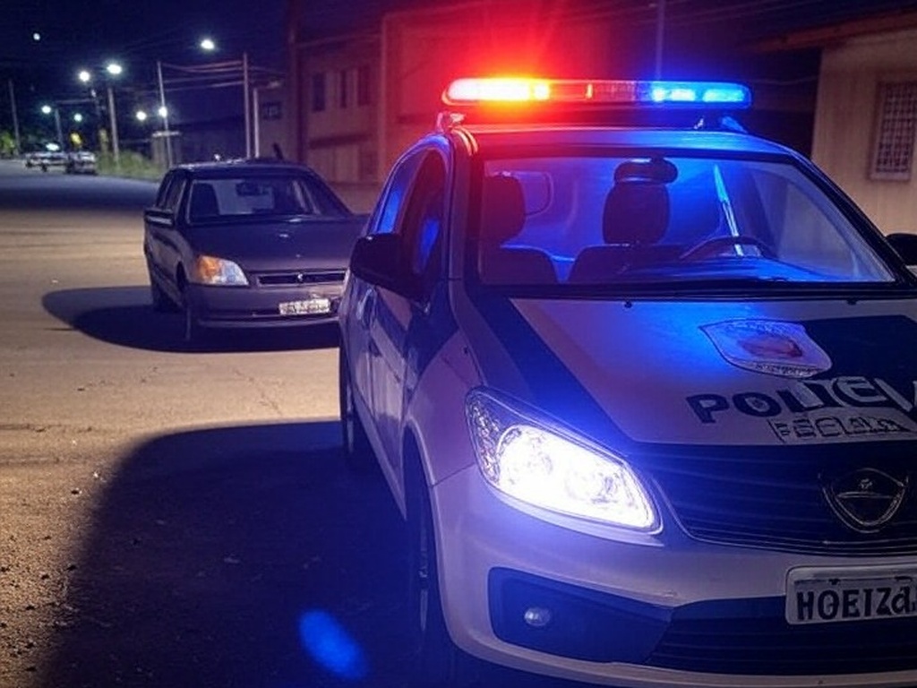 Viatura da PMDF em rua de Santa Maria com carro furtado, cena de prisão por roubo e homicídio.