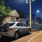 Rua em Ceilândia com câmeras de vigilância e viatura da Polícia Civil, ilustrando investigação de homicídio no DF.