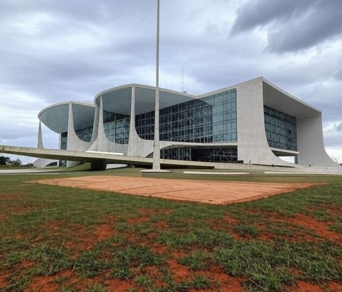 Edifício judicial em Brasília com bandeira a meio mastro, simbolizando falecimento de desembargador no Distrito Federal.