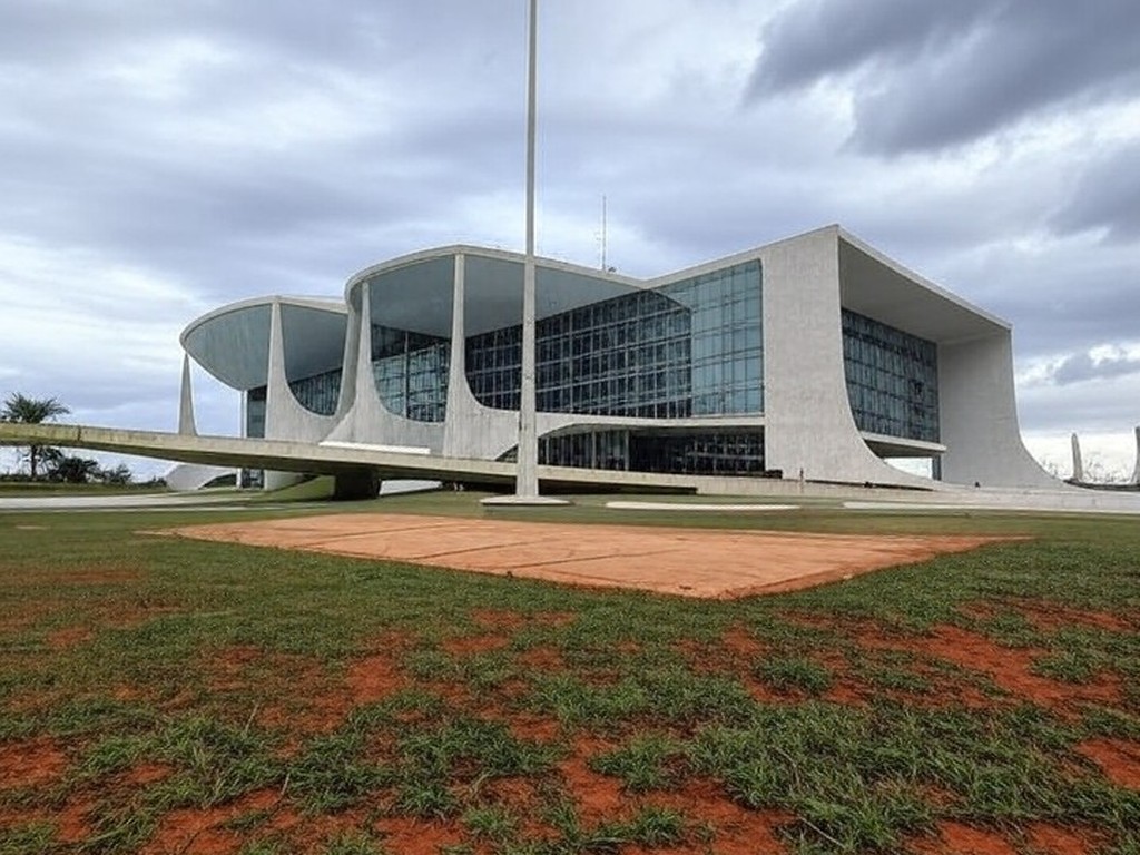 Edifício judicial em Brasília com bandeira a meio mastro, simbolizando falecimento de desembargador no Distrito Federal.