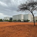 Área degradada no Cerrado de Brasília, simbolizando atraso em políticas ambientais no DF.