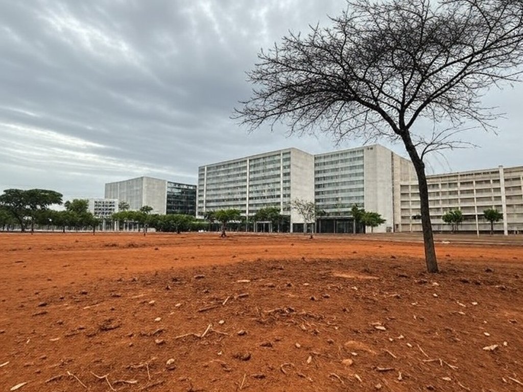 Área degradada no Cerrado de Brasília, simbolizando atraso em políticas ambientais no DF.