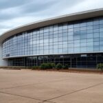 Edifício governamental vazio em Brasília representando folga de servidores e sobrecarga nos cofres públicos.