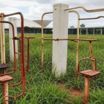 Academia ao ar livre abandonada em Brasília, com equipamentos enferrujados, representando críticas à lei de academias para idosos da CLDF por atrasos.