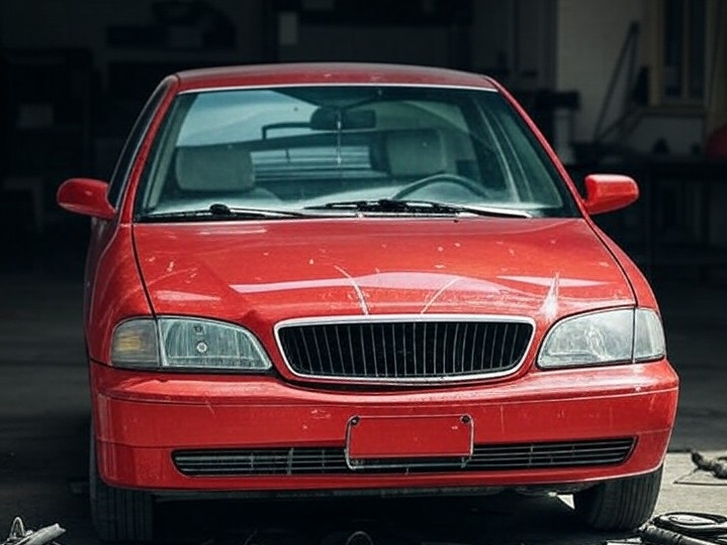 Carro danificado em oficina mecânica no Brasil, representando demora em conserto e condenação judicial.