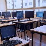 Sala de aula vazia com computadores em instituto educacional de Ceilândia, representando cursos gratuitos de informática do IFB.