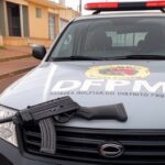 Viatura da Polícia Militar em Ceilândia com carabina apreendida após denúncia de ameaças.