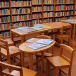 Sala de biblioteca em Ceilândia com livros e cadeiras para contação de histórias, incentivando leitura em famílias.