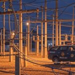 Subestação elétrica em Brasília com cabos danificados e viatura da PMDF, representando tentativa de furto no DF.