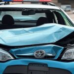 Viatura oficial da PMDF danificada em acidente em avenida de Brasília, representando ônus aos cofres públicos do DF.