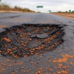 Buraco na estrada EPNB em Brasília, causando danos a veículos, conforme condenação do DER/DF.