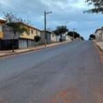 Rua residencial vazia em Ceilândia, Brasília, representando local de tiroteio trágico.