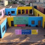 Centro comunitário em Ceilândia com banners de Ação Mulher Cidadã, promovendo serviços gratuitos pela Secretaria da Mulher do DF.