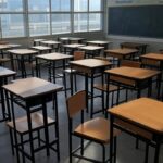 Sala de aula vazia em escola de Brasília, com carteiras desorganizadas e paredes rachadas, expondo falhas no sistema educacional contra abusos em alunos.