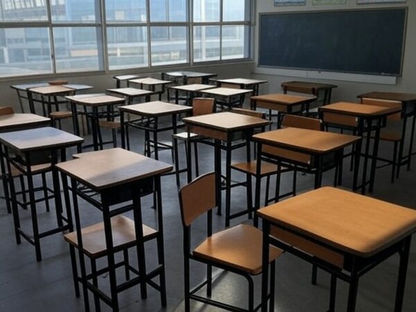 Sala de aula vazia em escola de Brasília, com carteiras desorganizadas e paredes rachadas, expondo falhas no sistema educacional contra abusos em alunos.