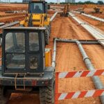 Canteiro de obras de saneamento suspenso no Catetinho, Brasília, por irregularidades em licitação da Caesb.