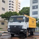 Rua na Asa Norte, Brasília, com manutenção de água da Caesb causando transtornos perto do Senado e Presidência.