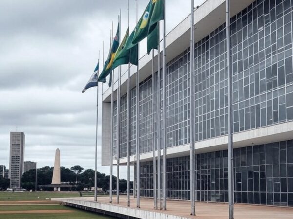 Fachada da CLDF em Brasília com ruas vazias simbolizando crises econômicas e anúncio de concurso fotográfico.